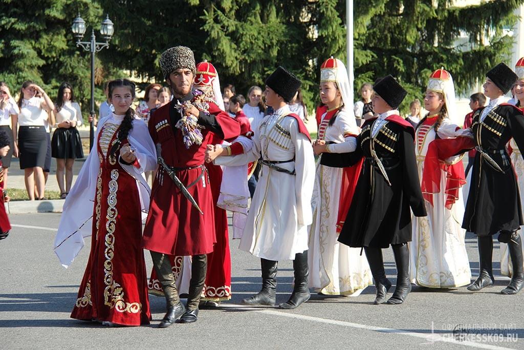 Дням карачаево черкесская. Черкесская ярмарка. День Черкесского костюма. Черкесск Национальная культура. Изобрази участника фольклорного фестиваля в национальном костюме.