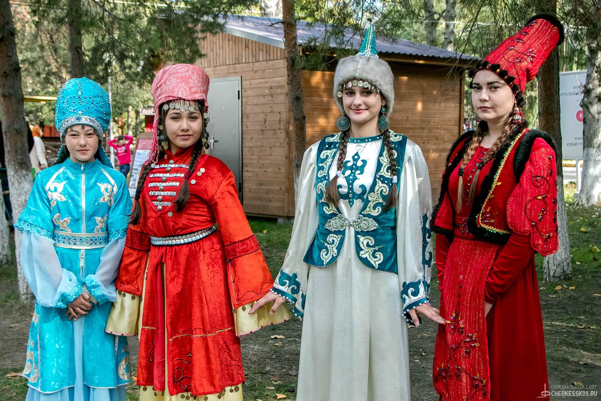 Первый в республике национальный. Ногайки КЧР. Национальный костюм Карачаево Черкесии. Ногайский костюм. Ногайская традиционная одежда.