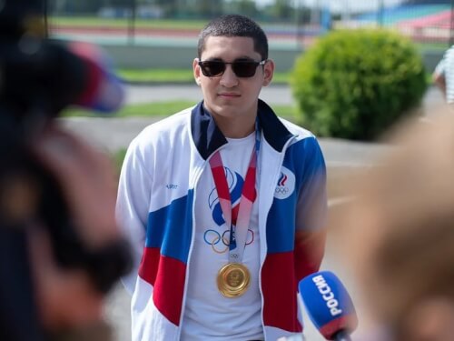 Олимпийский чемпион по боксу Альберт Батыргазиев встретился с юными спортсменами Черкесска