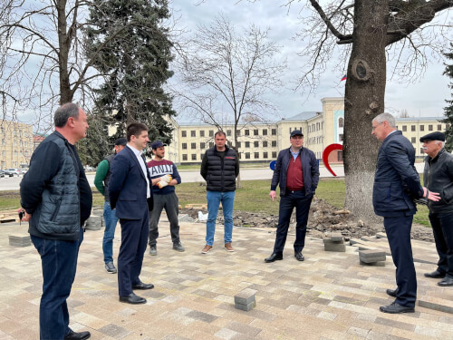 Мэр Черкесска Алексей Баскаев проверил ход реконструкции Центрального парка
