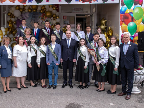 Мэр Черкесска поздравил выпускников с окончанием школы