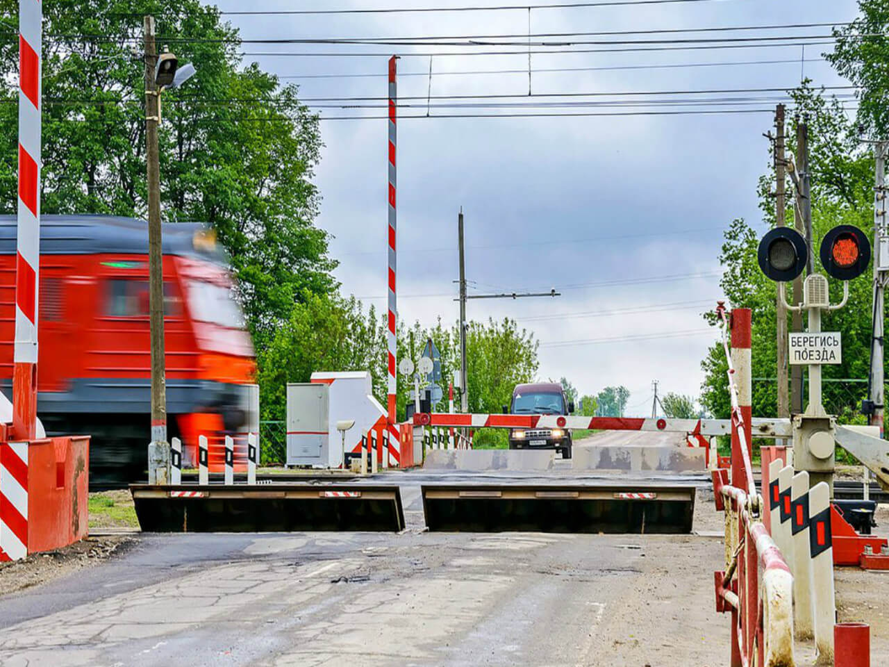 В Черкесске напомнили водителям о важности соблюдения ПДД на железнодорожных переездах
