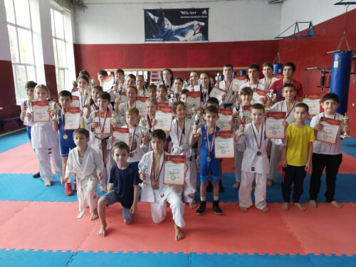 Более 300 воспитанников ДЮСШ Черкесска приняли участие в соревнованиях по семи видам единоборств «Спорт за мир и дружбу»