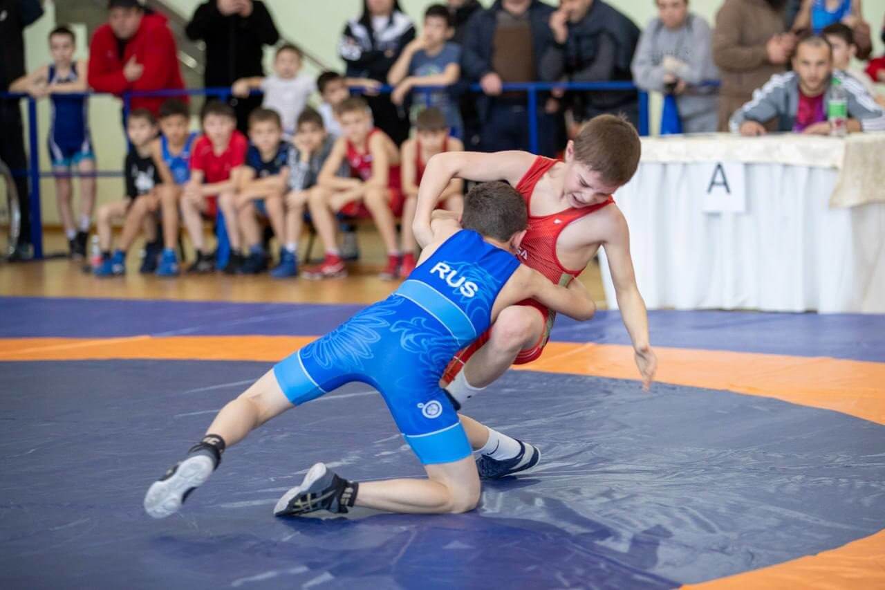 Межрегиональный турнир по греко-римской борьбе собрал в Черкесске более 300 спортсменов