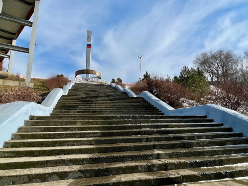 К 1 сентября в Черкесске реконструируют каскадную лестницу, ведущую в парк «Зеленый остров»