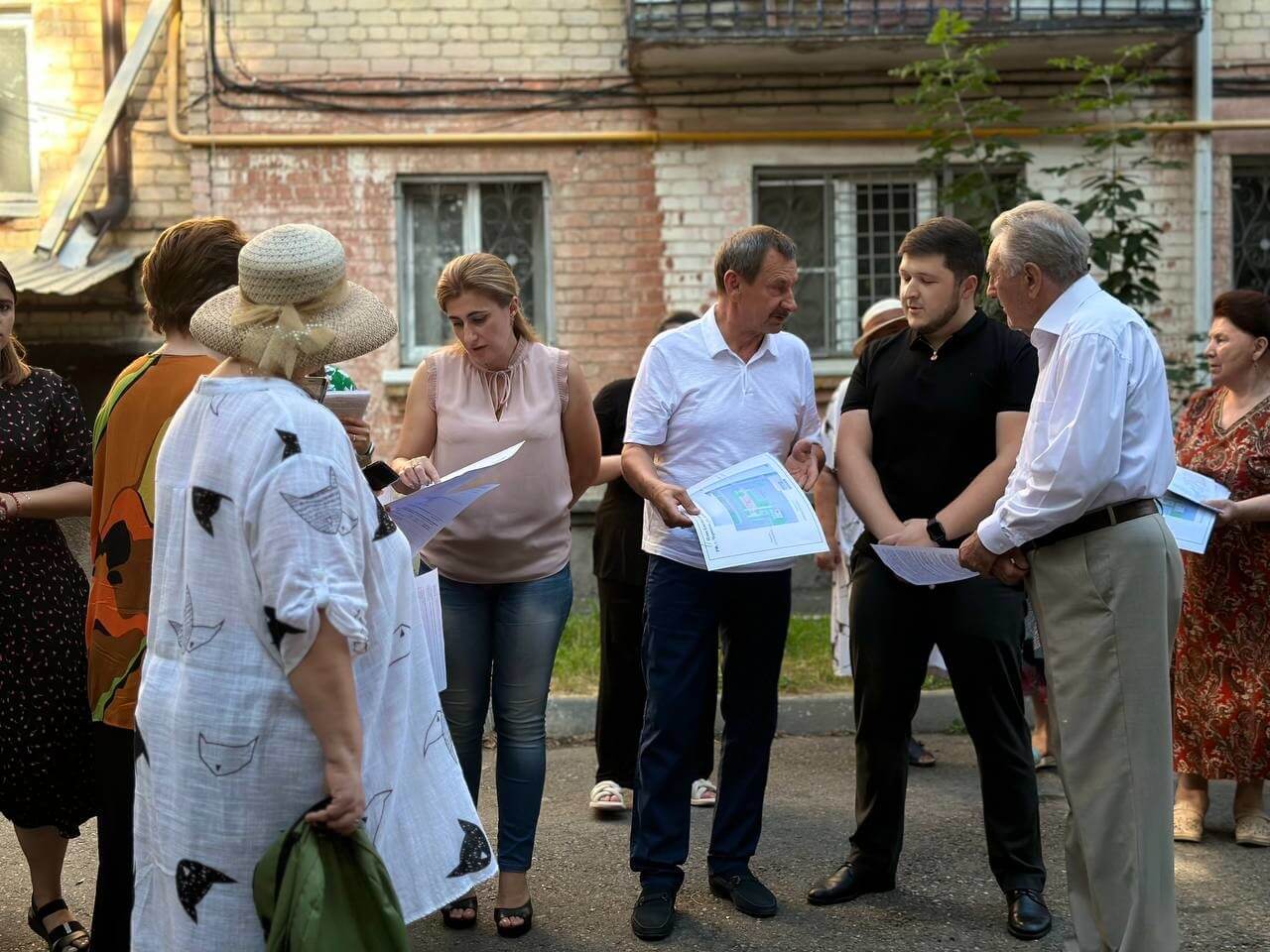 Уют и комфорт – в каждый двор: в Черкесске началось обсуждение дизайн-проектов придомовых территорий
