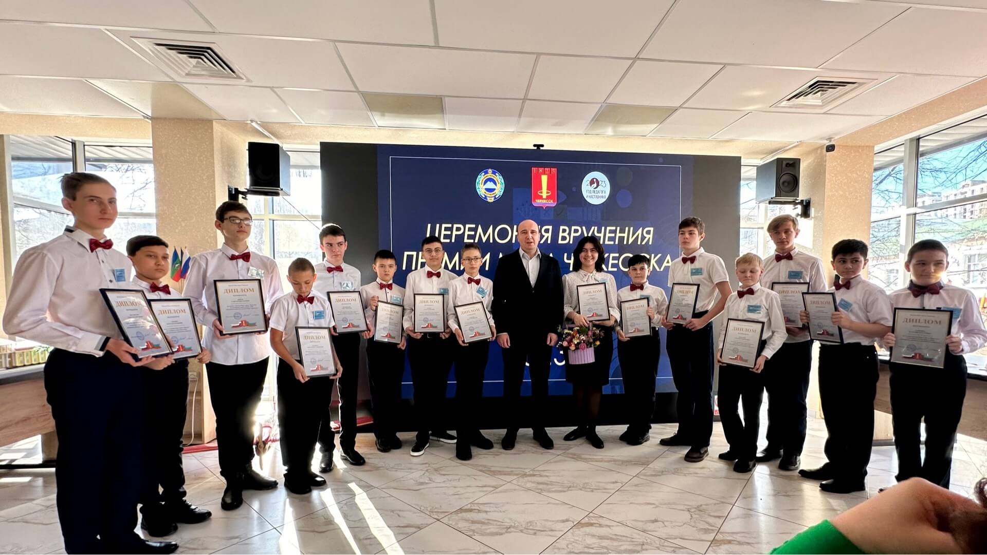 Школьники Черкесска получили премии мэра города за достижения в техническом творчестве