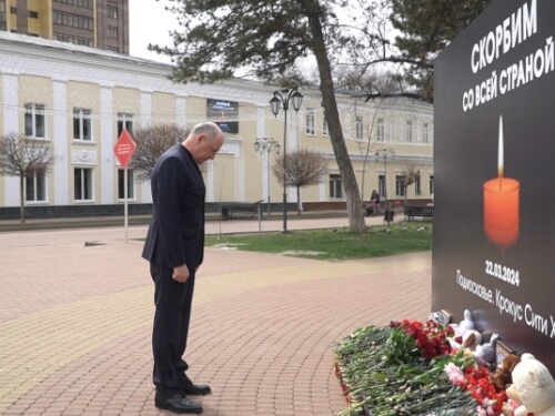 Рашид Темрезов возложил цветы к мемориалу в память о погибших в теракте в Подмосковье