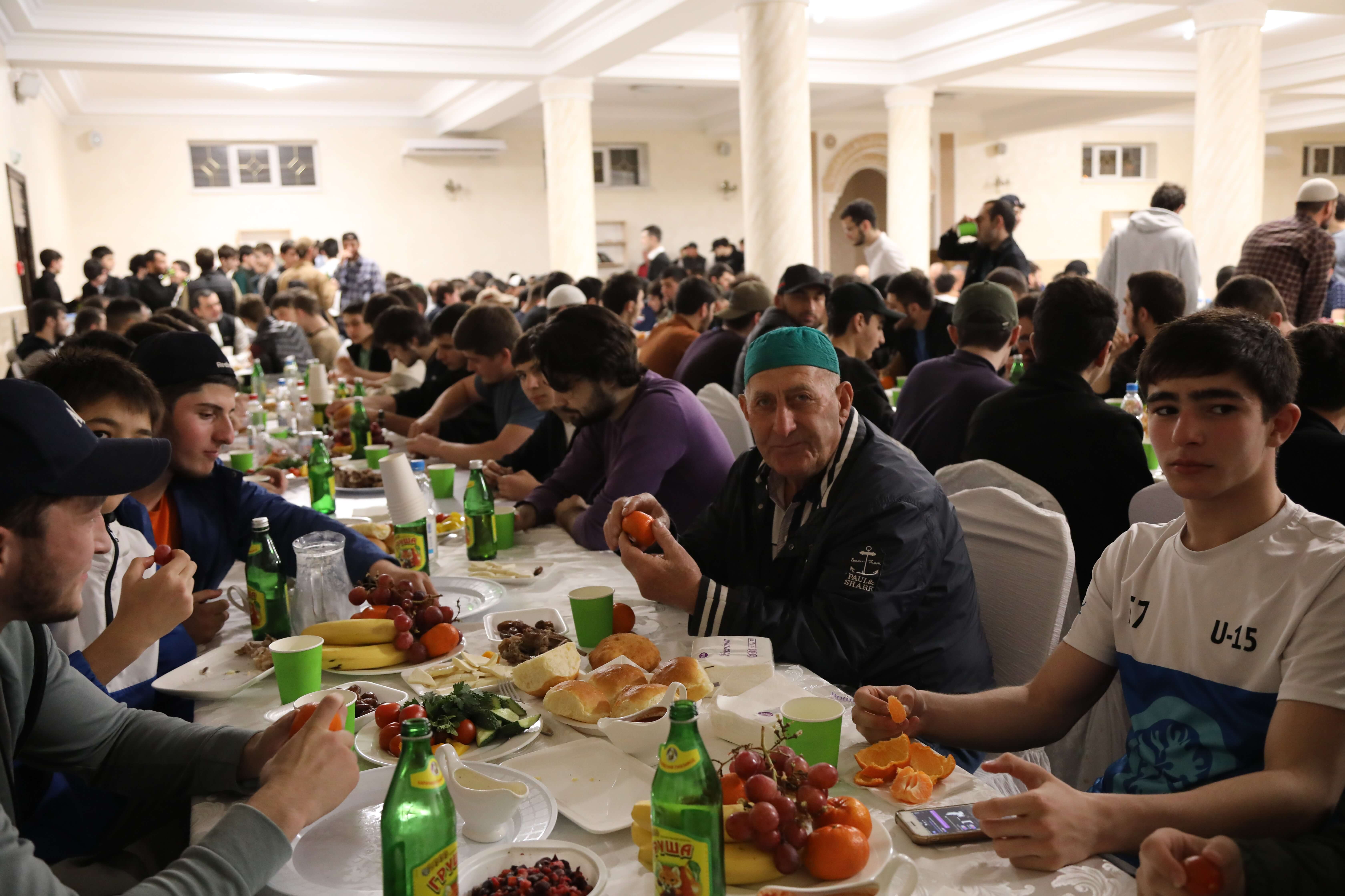Более 500 верующих приняли участие в ифтаре Главы КЧР в Черкесске
