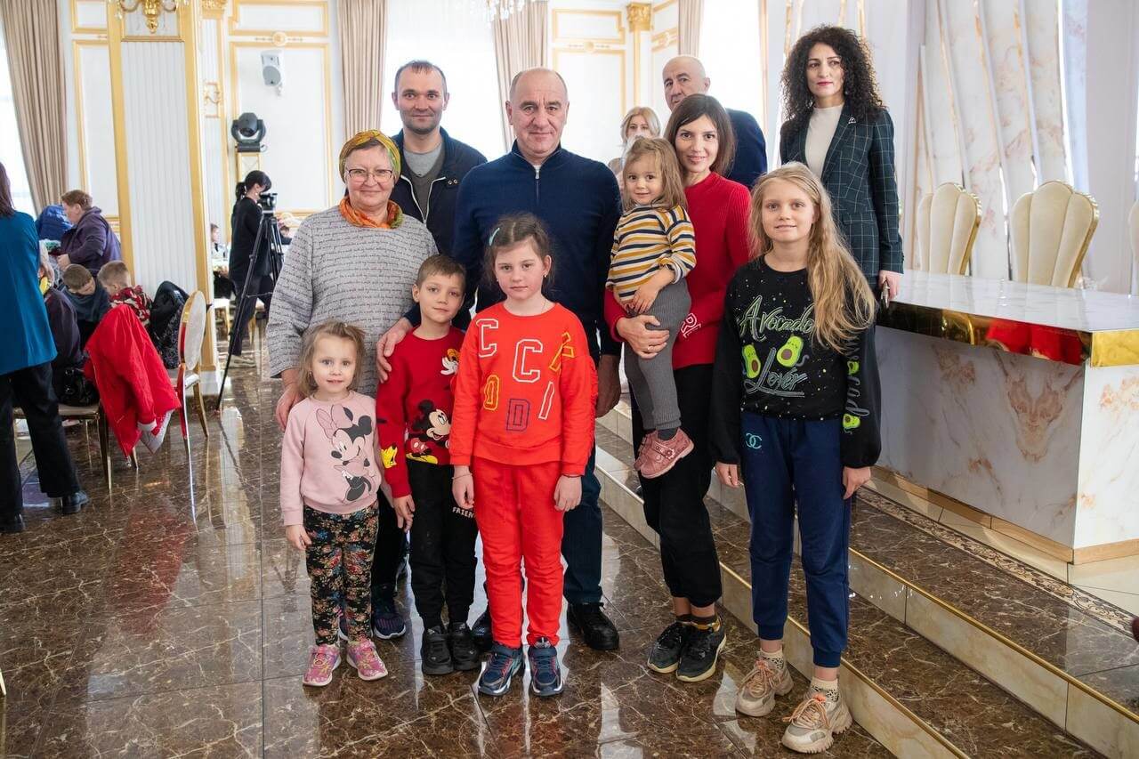 Рашид Темрезов встретился с жителями Белгородской области, которые прибыли сегодня в Карачаево-Черкесию
