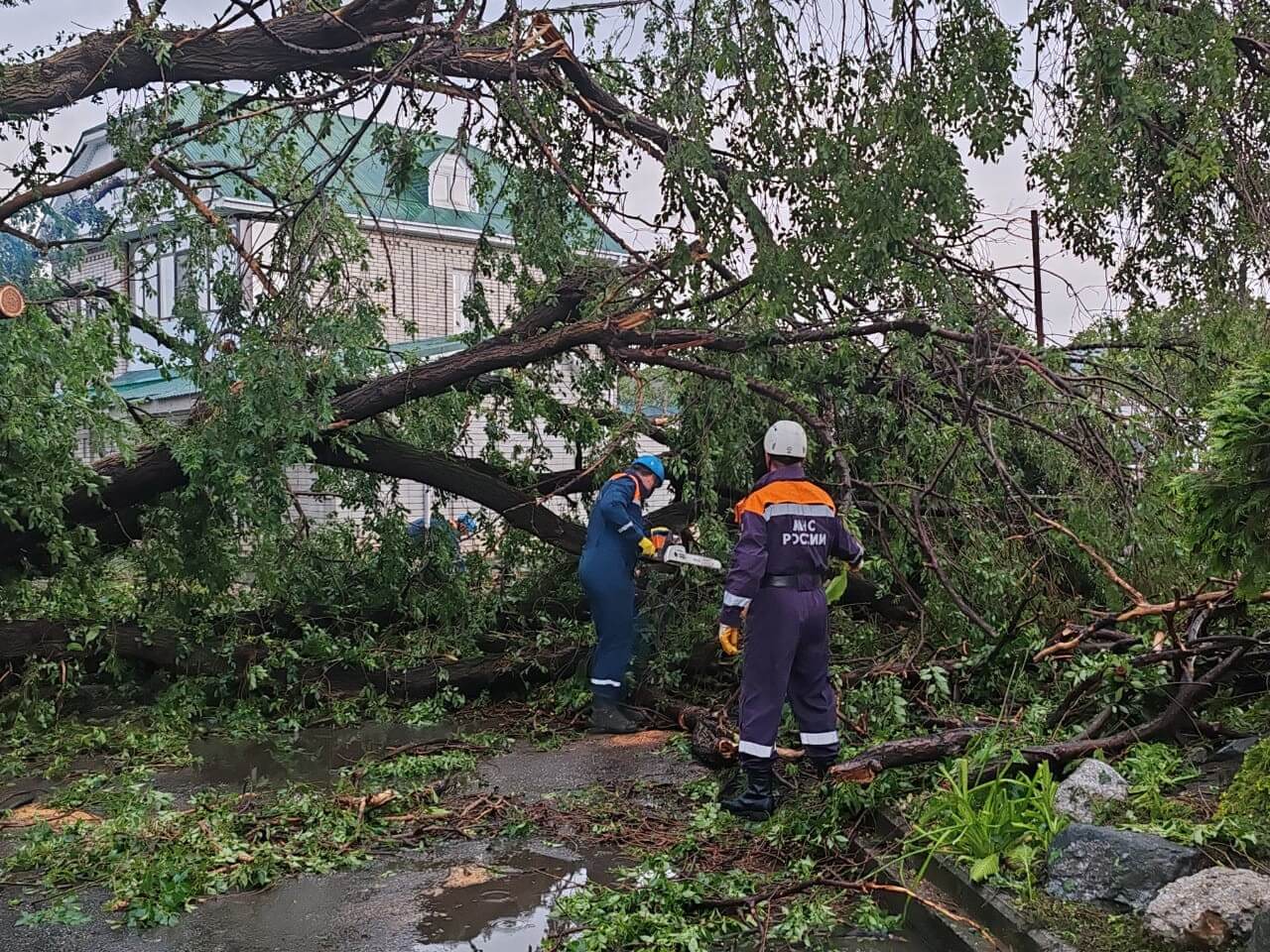 В Черкесске ликвидируют последствия стихии
