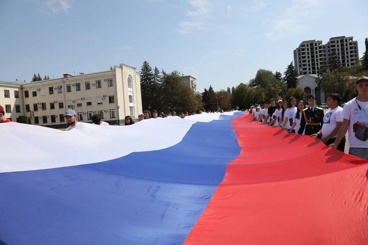 В Черкесске прошли мероприятия в честь Дня государственного флага Российской Федерации