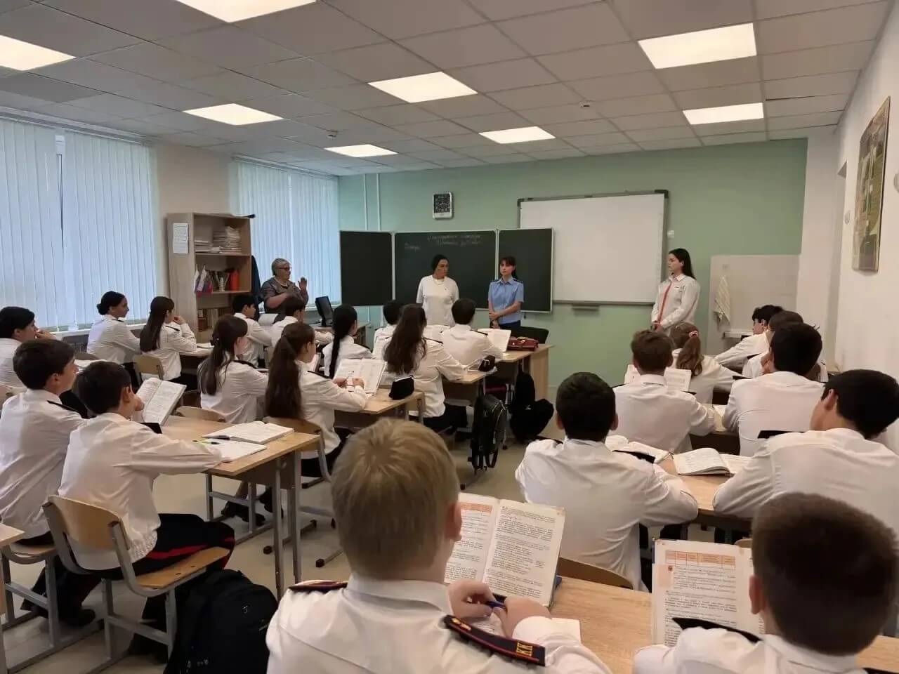 Из первых уст: помощник прокурора Черкесска рассказала школьникам о роли закона в жизни общества